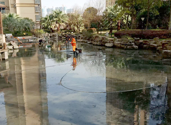港口镇景观池淤泥清理