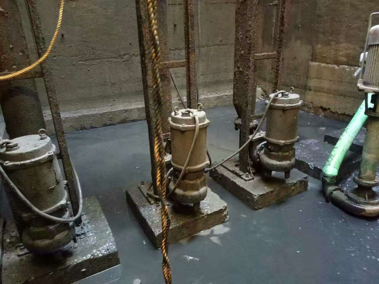 港口镇污水池清理