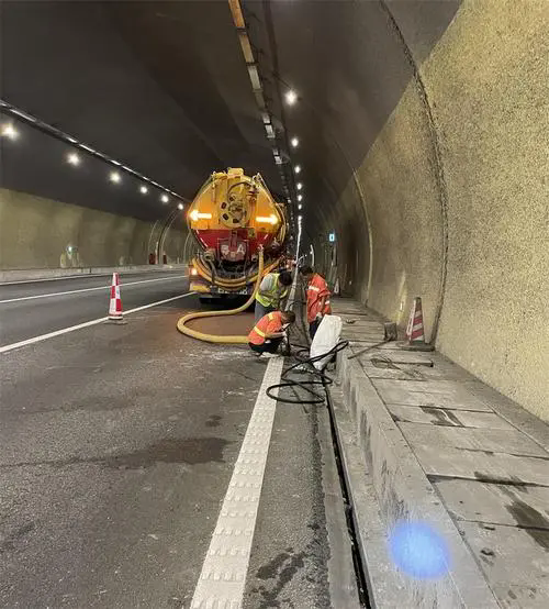 港口镇隧道排水渠清淤